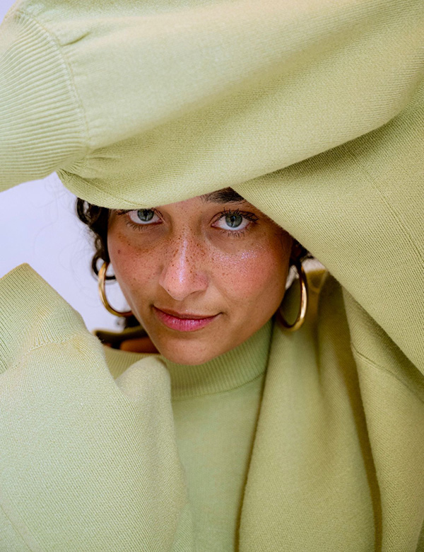 Vrouwelijk model met donkerbruin haar Demi M.