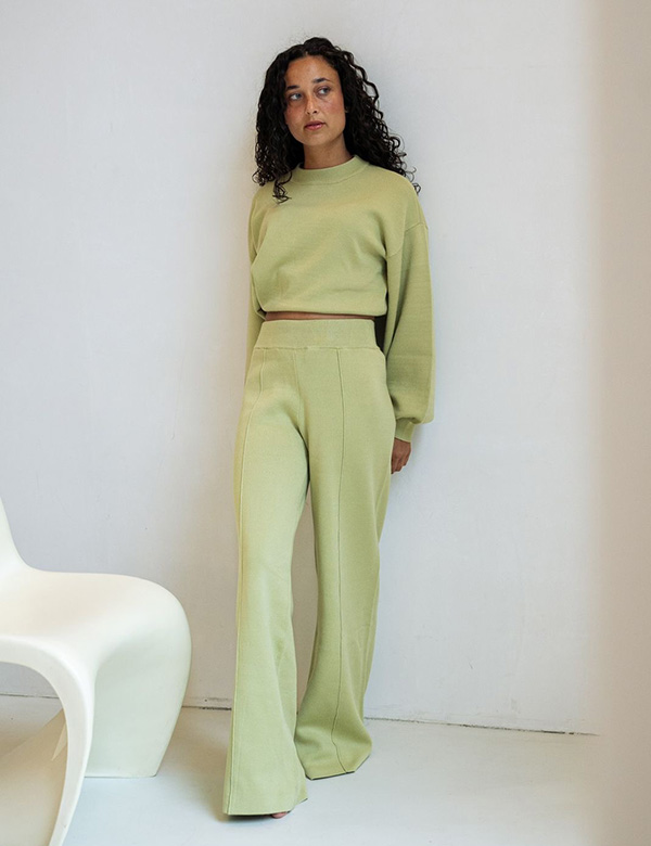 Vrouwelijk model met donkerbruin haar Demi M.