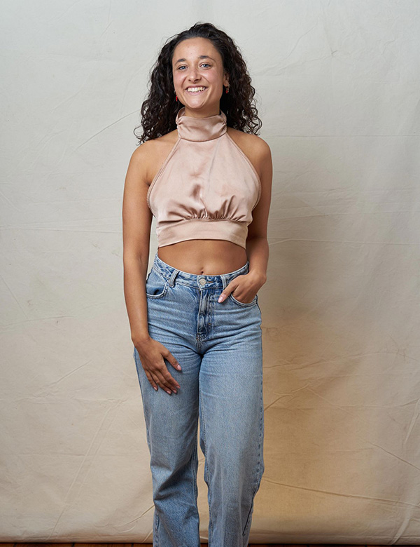 Vrouwelijk model met donkerbruin haar Demi M.