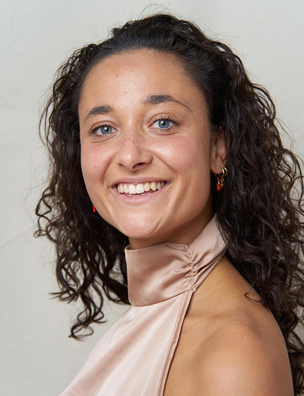 Vrouwelijk model met donkerbruin haar Demi M.