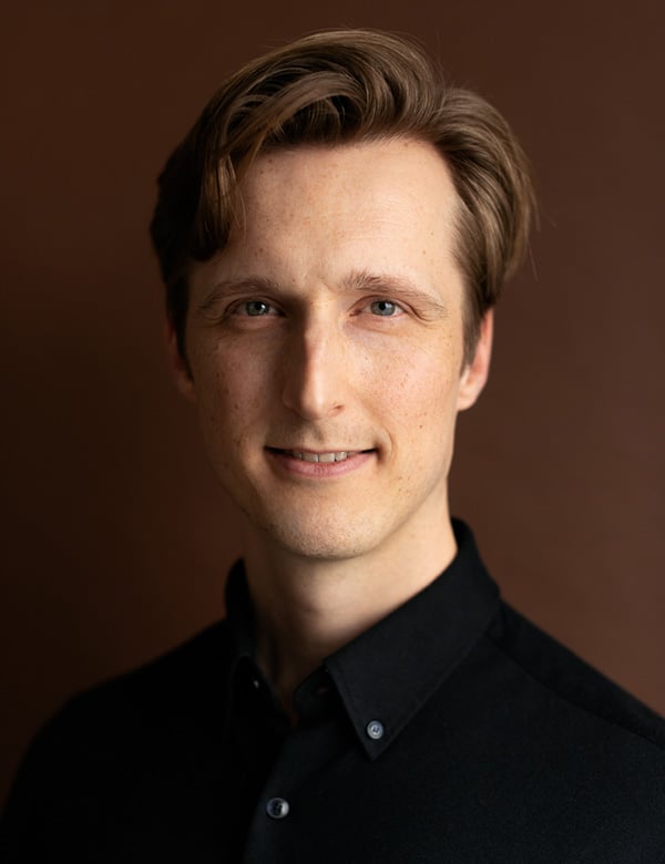 Mannelijk model met bruin haar dirk b.