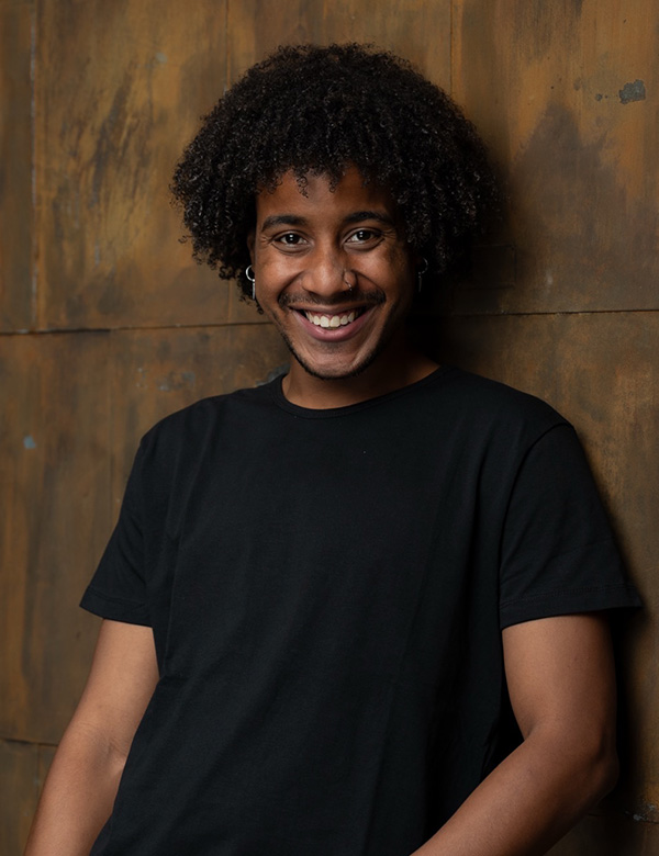 Mannelijk model met zwart haar Jonatan V.