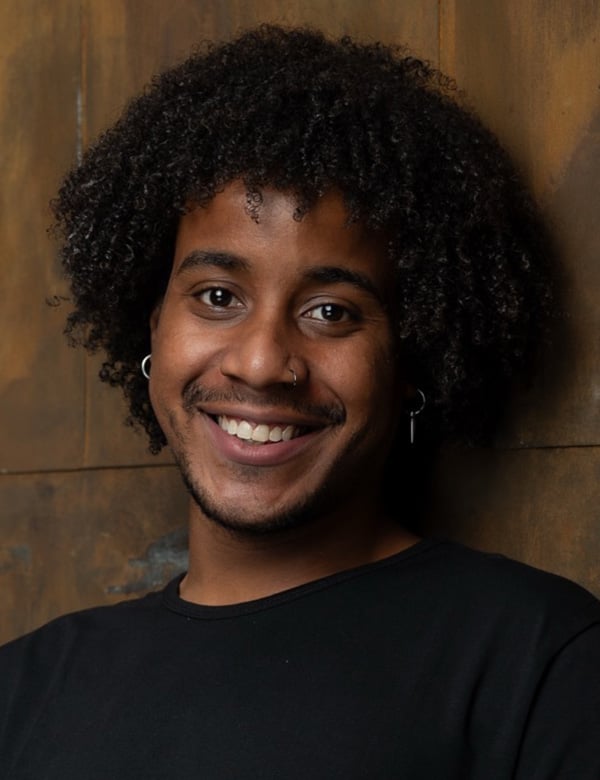 Mannelijk model met zwart haar jonatan v.