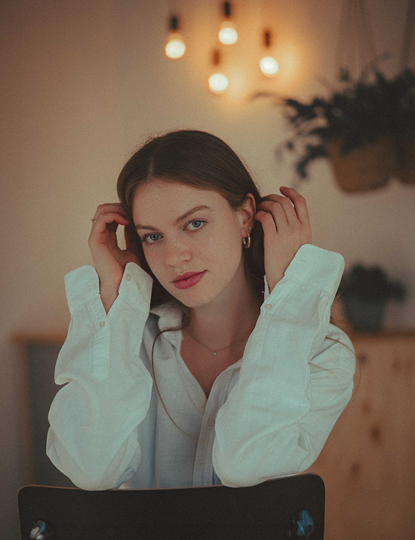 Vrouwelijk model rossig haar en blauwe ogen Louana