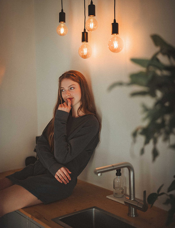 Vrouwelijk model rossig haar en blauwe ogen Louana