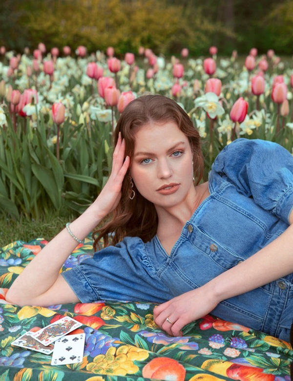 Vrouwelijk model met blauwe ogen Louana.