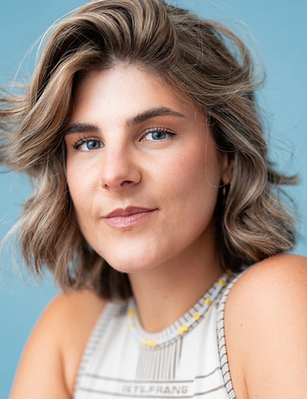 Vrouwelijk model met licht bruin met blauwe ogen manon a.