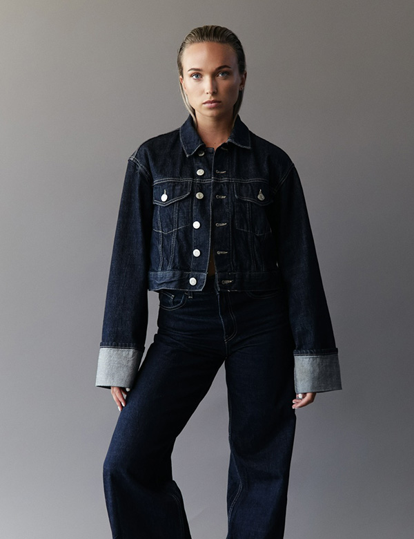 Vrouwelijk model met blond haar en blauwe ogen Marianne E.