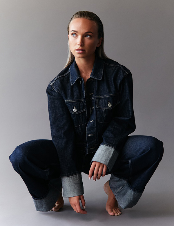 Vrouwelijk model met blond haar en blauwe ogen Marianne E.