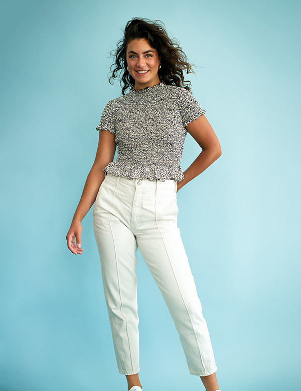 Vrouwelijk model met bruin haar en groen-blauwe ogen Melissa L.