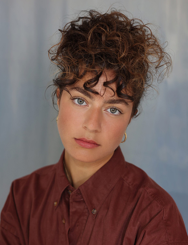 Vrouwelijk model met bruin haar en groen-blauwe ogen Melissa L.