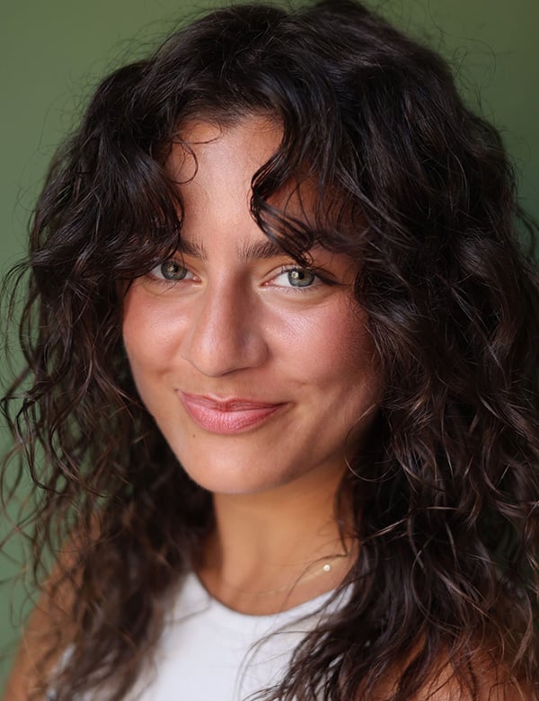 Vrouwelijk model met bruin haar en groen-blauwe ogen melissa l.