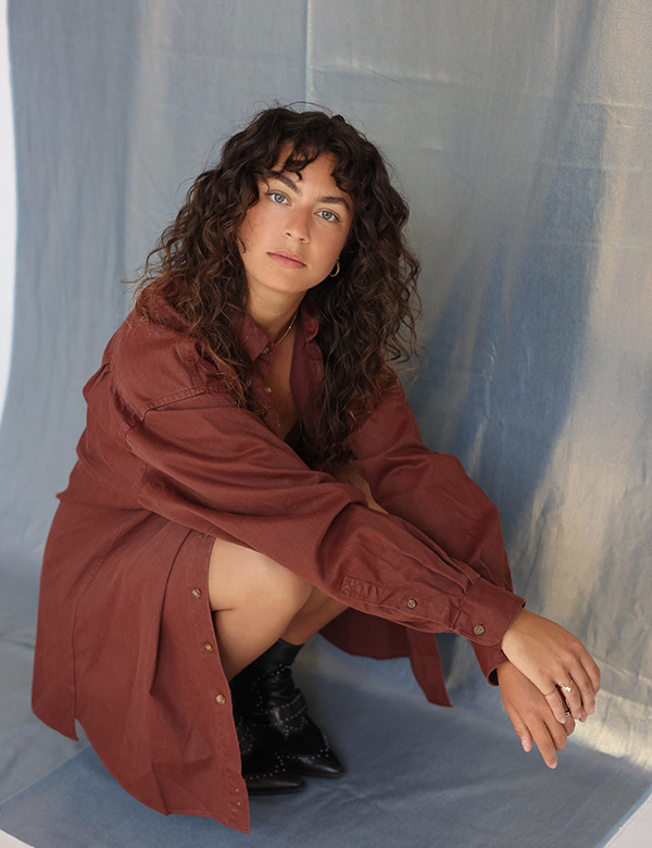 Vrouwelijk model met bruin haar en groen-blauwe ogen Melissa L.