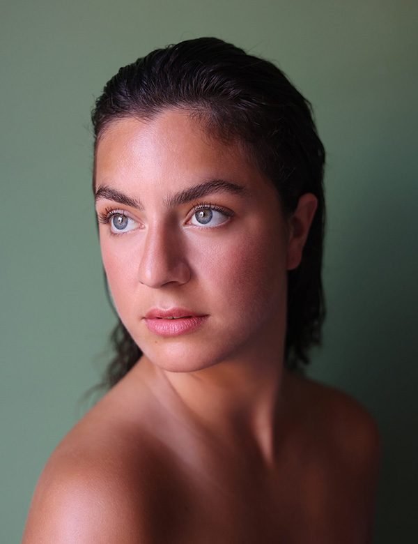 Vrouwelijk model met bruin haar en groen-blauwe ogen Melissa L.