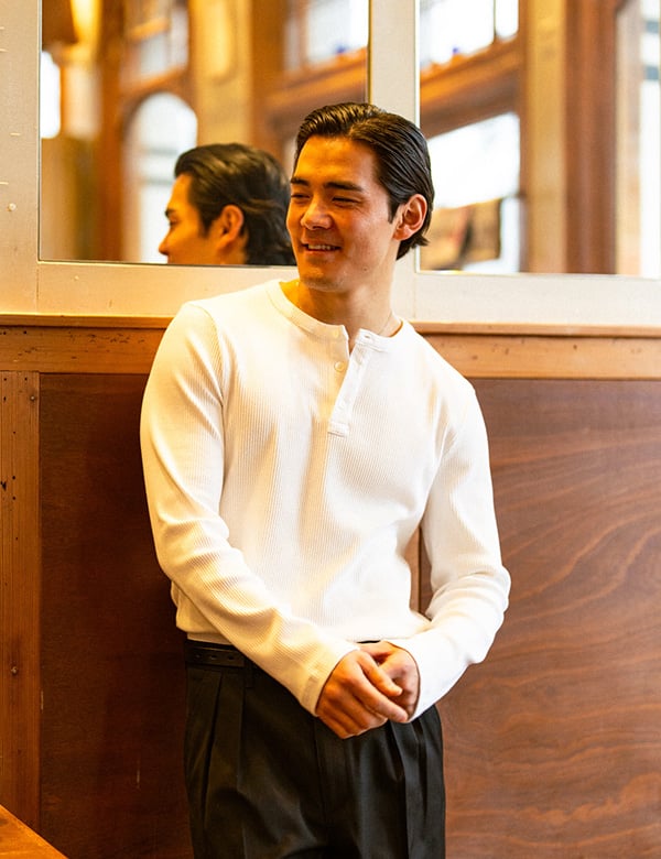 Mannelijk model met zwart haar Noah Tenzin.