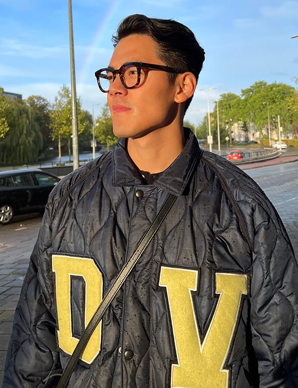 Mannelijk model met zwart haar Noah Tenzin.