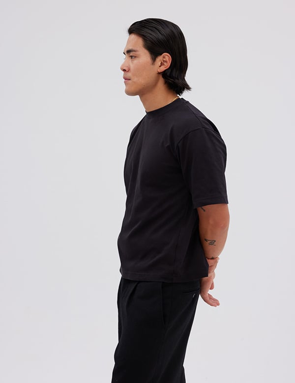 Mannelijk model met zwart haar Noah Tenzin.