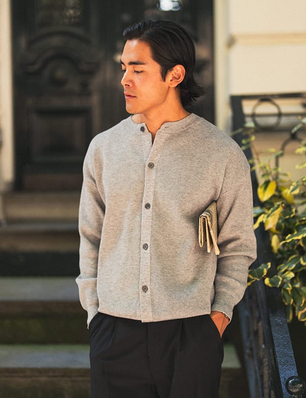 Mannelijk model met zwart haar Noah Tenzin.