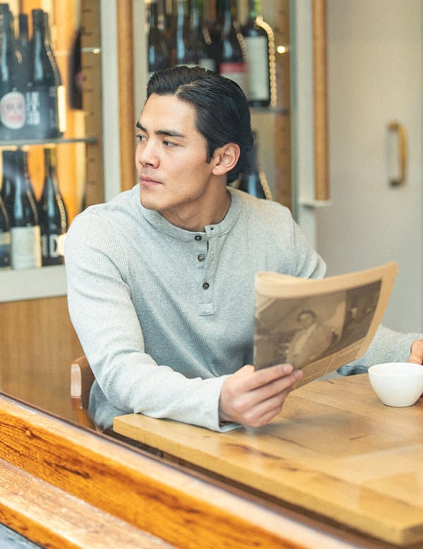 Mannelijk model met zwart haar Noah Tenzin.