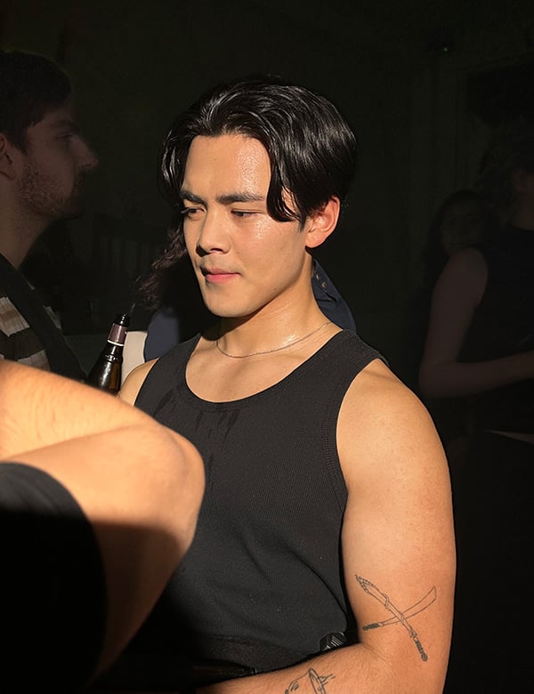 Mannelijk model met zwart haar Noah Tenzin.