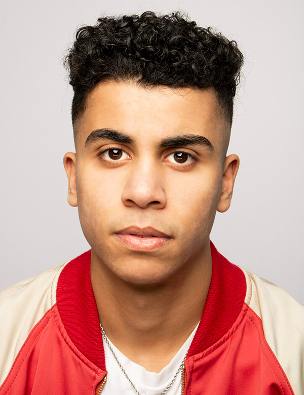 Mannelijk model met donkerbruin haar.