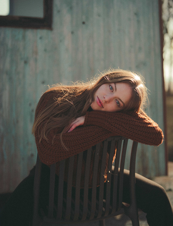 Vrouwelijk model rossig haar en blauwe ogen Louana