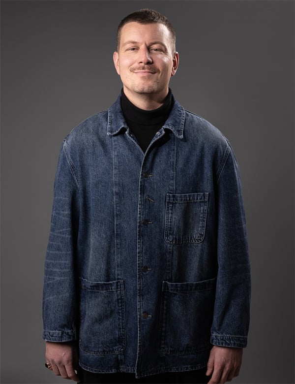 Mannelijk model met donkerblond haar Aaron B.