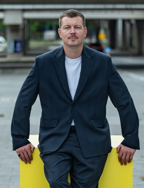 Mannelijk model met donkerblond haar Aaron B.