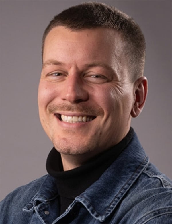 Mannelijk model met donkerblond haar aaron b.