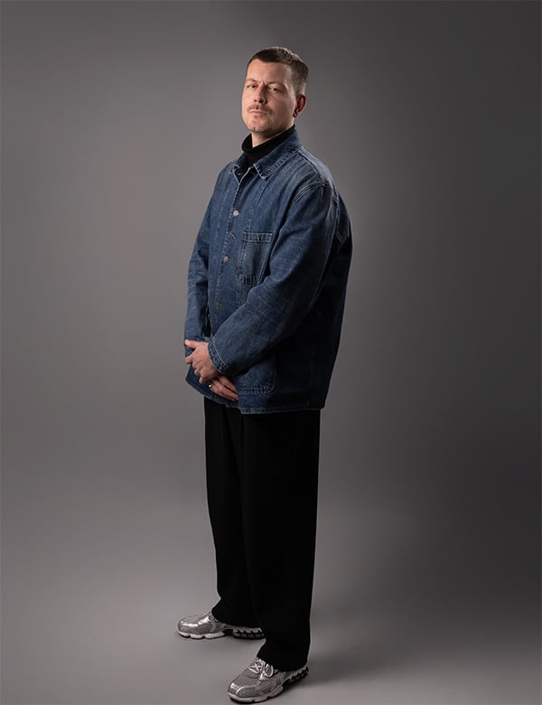 Mannelijk model met bruin haar Aaron.