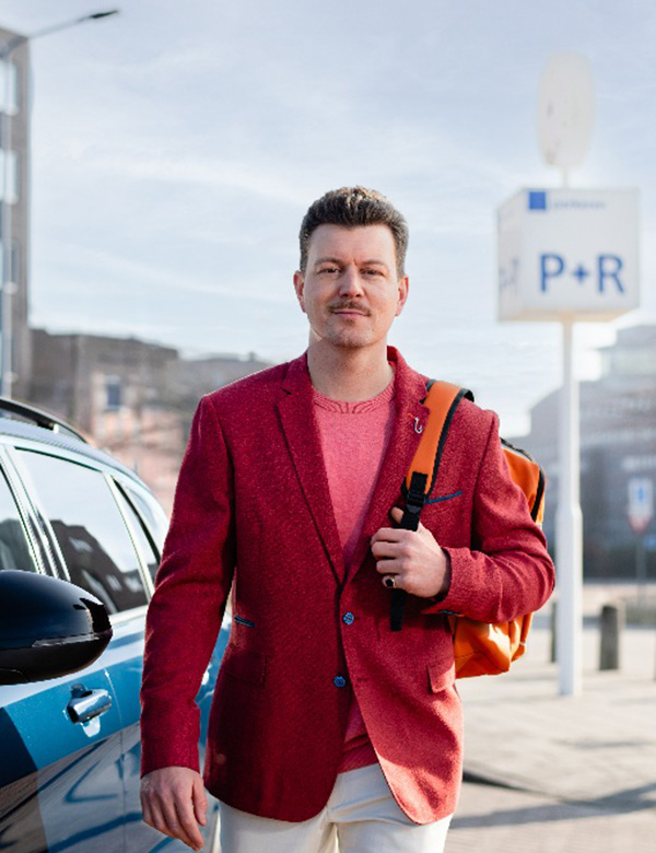 Mannelijk model met bruin haar Aaron.