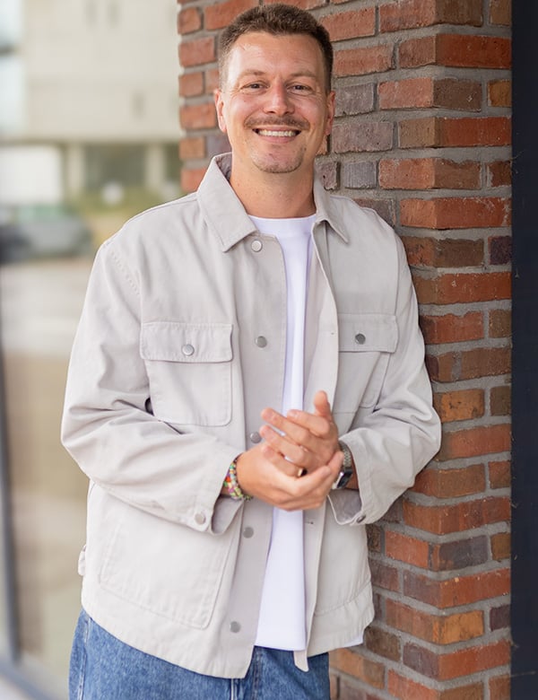 Mannelijk model met donkerblond haar Aaron B.