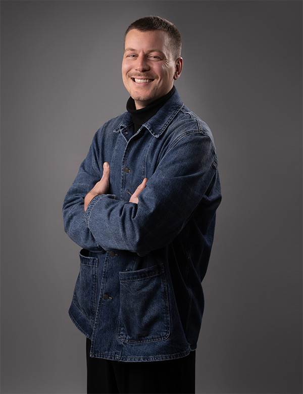 Mannelijk model met bruin haar Aaron.