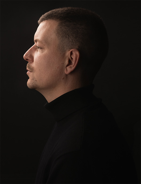 Mannelijk model met bruin haar Aaron.