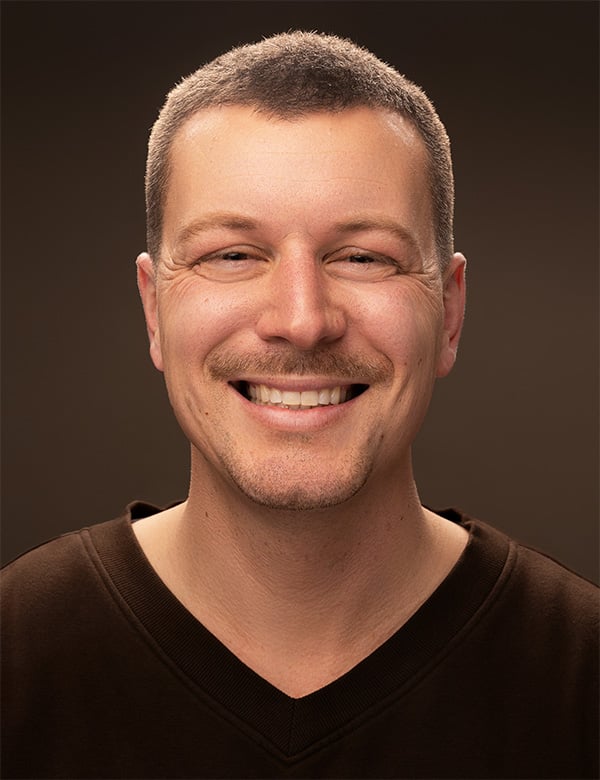 Mannelijk model met bruin haar aaron.