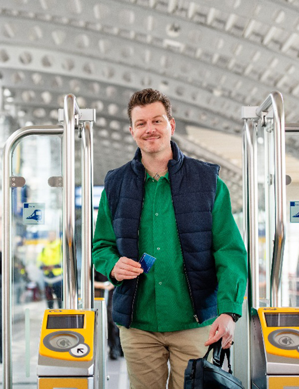 Mannelijk model met bruin haar Aaron.