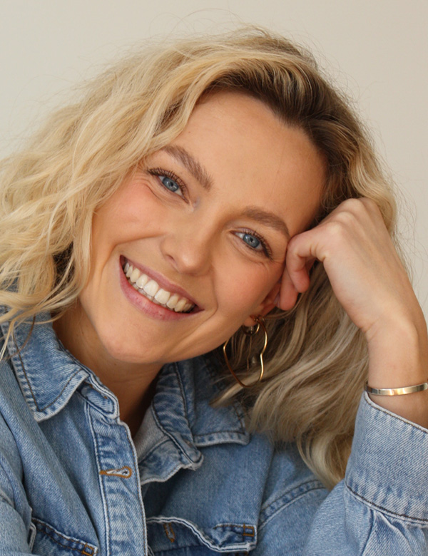 Vrouwelijk model met blond haar Chris L.