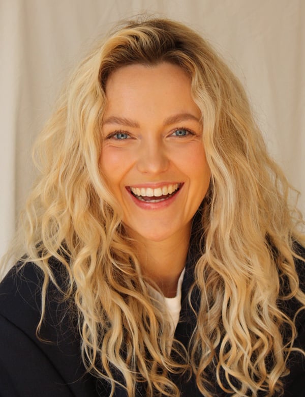 Vrouwelijk model met blond haar chris l.