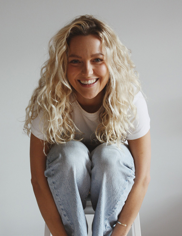 Vrouwelijk model met blond haar Chris L.