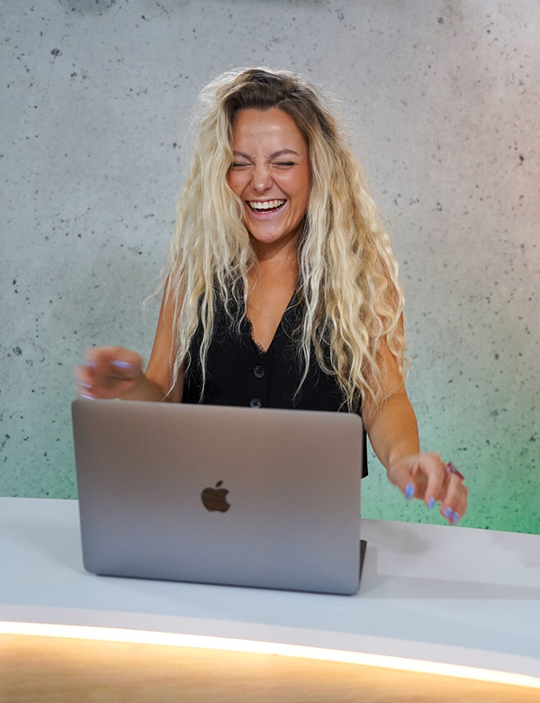 Vrouwelijk model met blond haar Chris L.