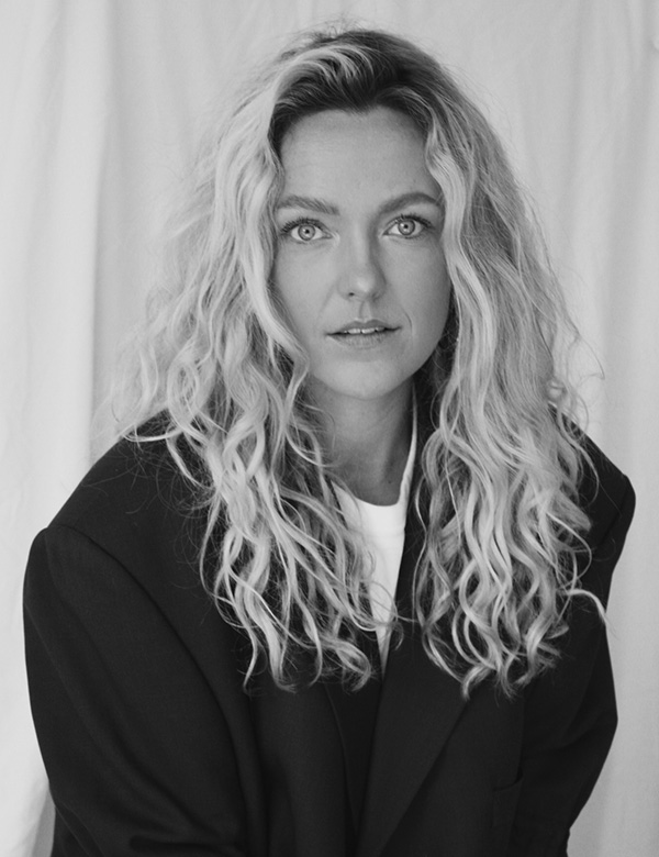 Vrouwelijk model met blond haar Chris L.