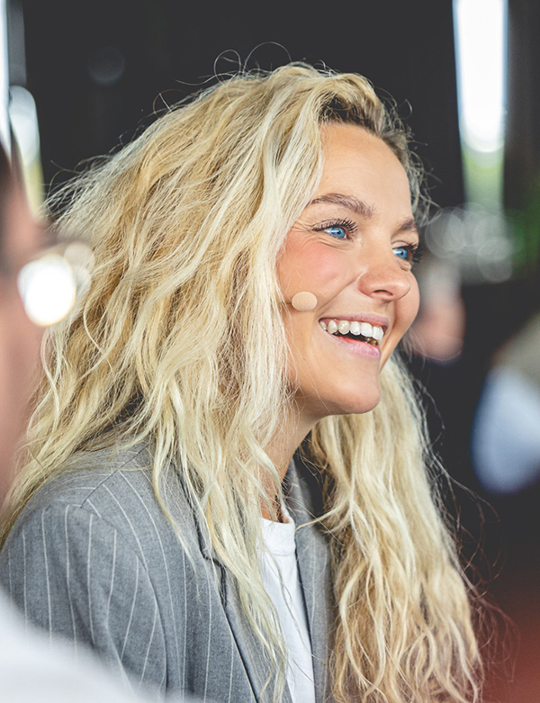 Vrouwelijk model met blond haar Chris L.