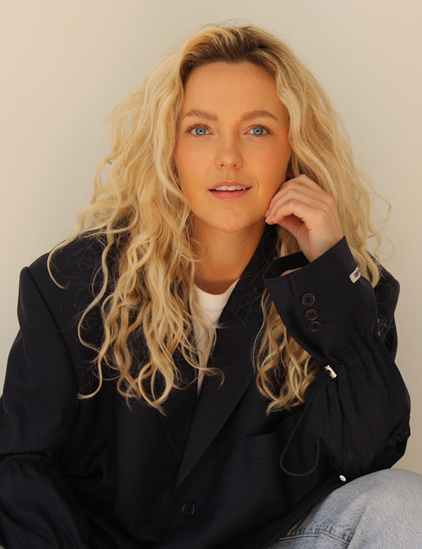 Vrouwelijk model met blond haar Chris L.