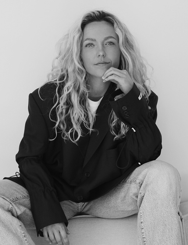 Vrouwelijk model met blond haar Chris L.