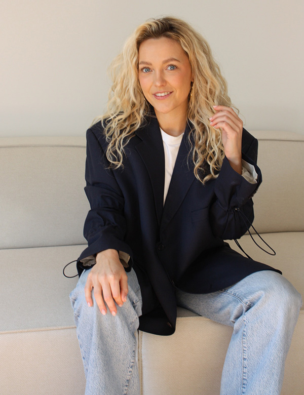 Vrouwelijk model met blond haar Chris L.