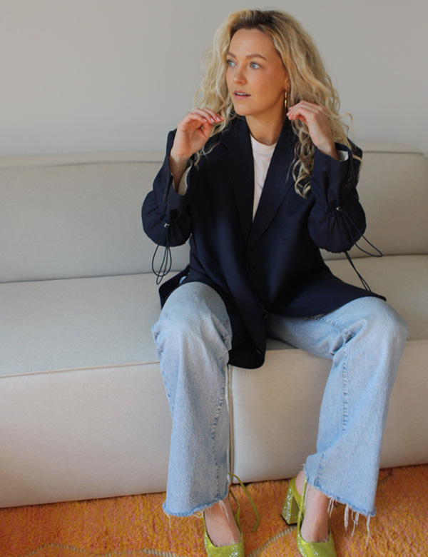 Vrouwelijk model met blond haar Chris L.