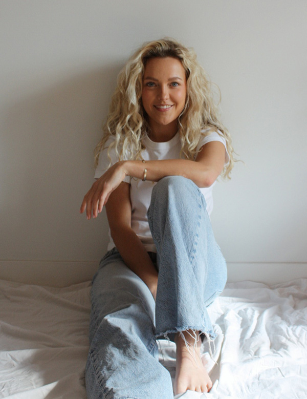 Vrouwelijk model met blond haar Chris L.