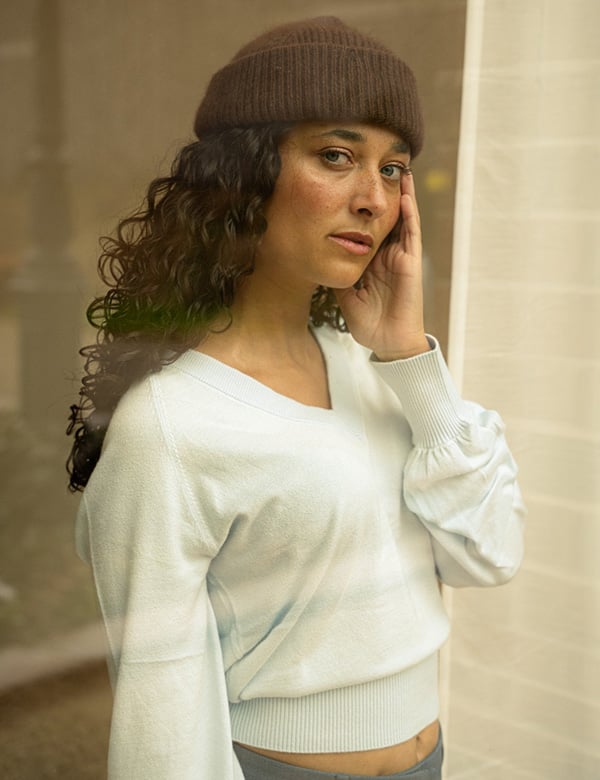 Vrouwelijk model met donkerbruin krullend haar en blauw-groene ogen Demi M.