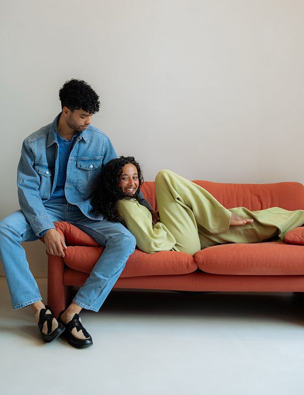 Vrouwelijk model met donkerbruin krullend haar en blauw-groene ogen Demi M.