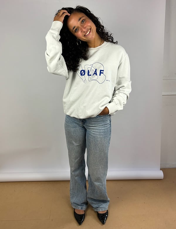 Vrouwelijk model met donkerbruin krullend haar en blauw-groene ogen Demi M.